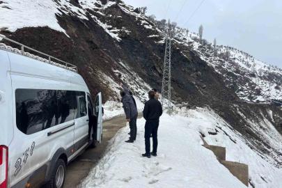 Batman’da grup köy yolunda heyelan: 2 minibüs mahsur kaldı