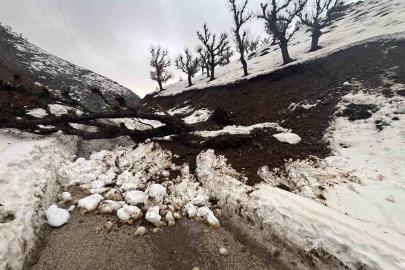 Batman’da heyelan paniği: Köy minibüsü yolda mahsur kaldı