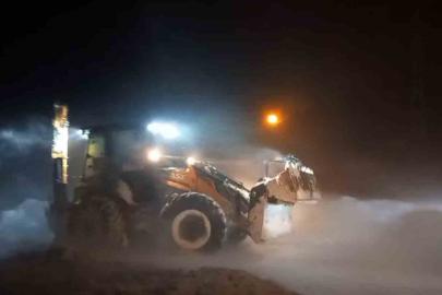 Bayburt’ta fırtına ve kar nedeniyle yolda kalan taksi ekiplerce kurtarıldı