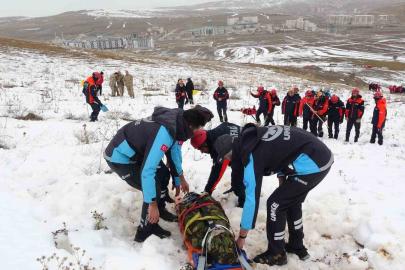 Bayburt’ta gerçeği aratmayan tatbikat: 3 kişi çığ altından çıkarıldı