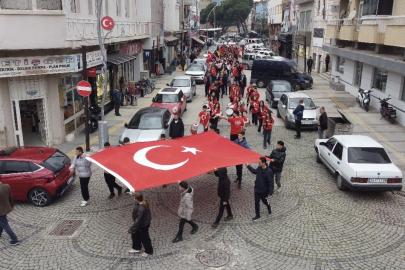 Bayındır’da öğrencilerden bayrak yürüyüşü