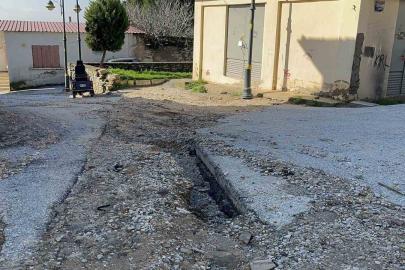 Bayındır’da sürücülerden çukur yollara tepki