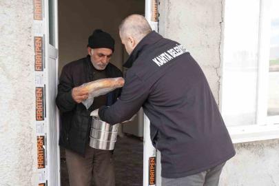 Belediyenin sıcak yemek hizmeti devam ediyor