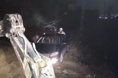 Belen’de toprak kaymasıyla mahsur kalan araç kurtarıldı