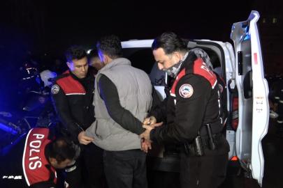 Benzin dökerek hem kendinin hem de kız arkadaşının aracını yaktı