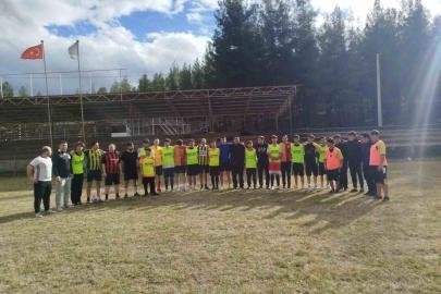 Beyağaçlı vatandaşlar ile polisler dostluk maçı oynandı