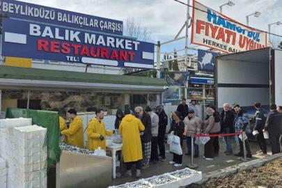 Beylikdüzü’nde Balıkçı Kenan 3 tır hamsiyi ücretsiz dağıttı