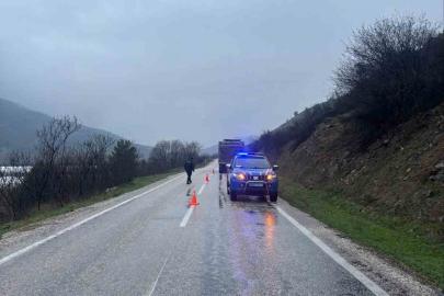 Bilecik’te arızalanan tır yolu tek şeride düşürdü