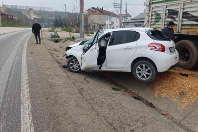 Bilecik’te direksiyon hakimiyetini kaybeden otomobil park halindeki tıra çarptı