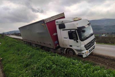 Bilecik’te direksiyon hakimiyetini kaybeden tır şarampole düştü