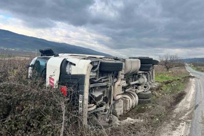 Bilecik’te tır şarampole devrildi