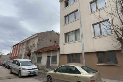 Binanın 3’üncü katındaki dairenin camından aşağı düşen 12 yaşındaki çocuk ağır yaralandı