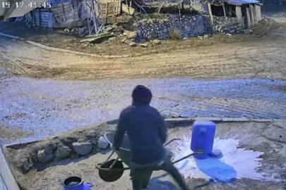 Bir bidon sütü deviren gencin çaresiz anları kamerada