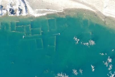 Bir zamanlar tamamen sular altında kalan köy, şimdi de kar altında kaldı