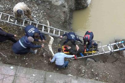 Bisikletiyle ırmağa düşen vatandaş kurtarıldı