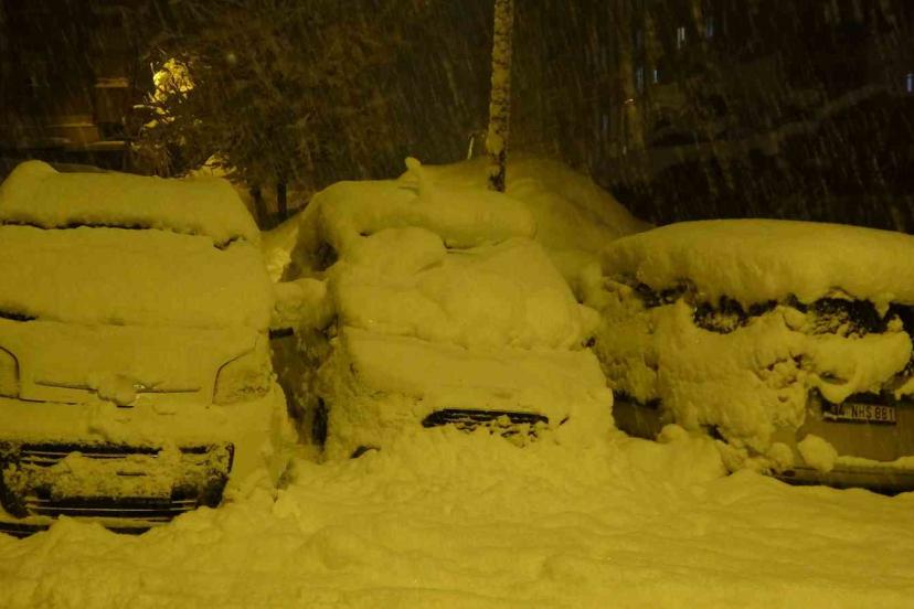 Bitlis’te kent merkezi beyaza büründü