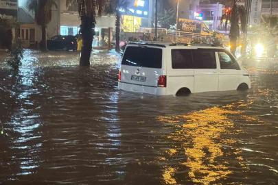 Bodrum sağanak yağışa teslim oldu: Yollar göle döndü, evleri su bastı