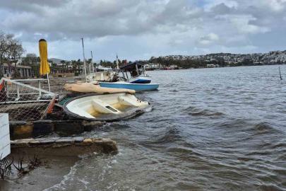 Bodrum’da tekneler kıyıya sürüklendi