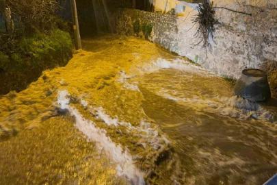Bodrum’u sağanak vurdu: Araç sürüklendi, evleri su bastı