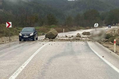 Bolu’da dağdan kopan kayalar yola indi: Sürücüler son anda kurtuldu