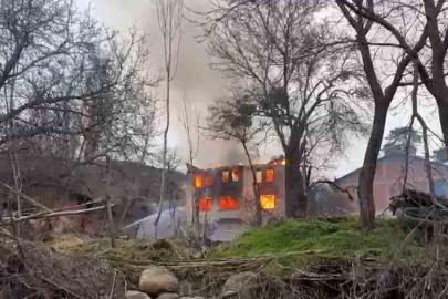 Bolu’da iki katlı ev alevlere teslim oldu