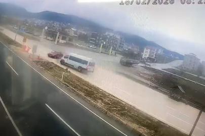 Bolu’da minibüsle çarpışan otomobilin sürücüsü yaralandı: Kaza anı kamerada