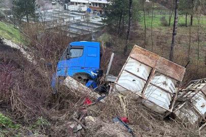 Bolu’da tır şarampole devrildi, elektrik direği zarar gördü