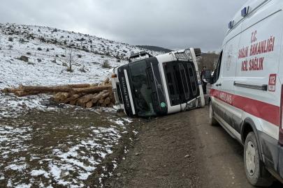 Bolu’da tomruk yüklü tır devrildi: 1 yaralı