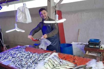 Bu aile üyeleri 60 yıldır ilçe pazarlarında balık satışı yapıyor