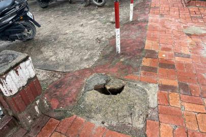 Buldan’da ATM önündeki çukur tehlike saçıyor