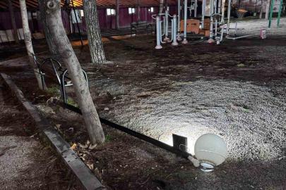 Buldan’da çocuk parkındaki aydınlatma direği tehlike saçıyor