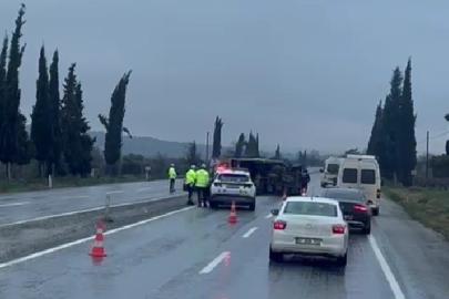 Buldan’da portakal yüklü kamyon refüje devrildi