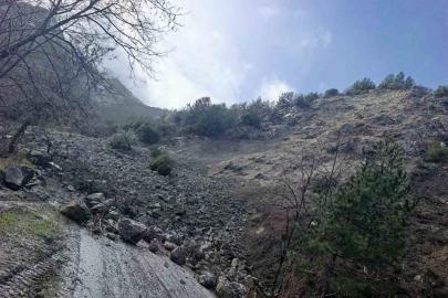 Buldan’da toprak kayması nedeniyle  bir mahalle yolu ulaşıma kapandı