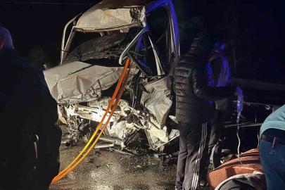 Burdur’da kamyonet ile tır çarpıştı: 2’si ağır 3 yaralı