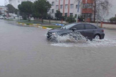 Burhaniye de sağanak yağmur yolları göle çevirdi