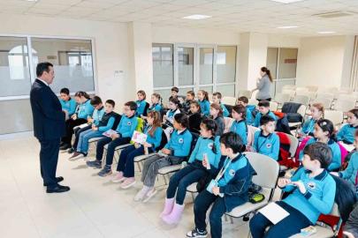 Burhaniye’de Kaymakam Atilla, küçük öğrencileri ağırladı