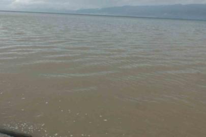 Burhaniye’de sağanak yolları göle çevirirken denizi bulandırdı