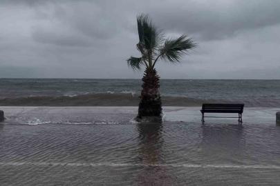 Bursa’da denizle kara birleşti, sokaklar göle döndü