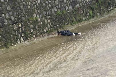 Bursa’da dereye düşen adam kalp masajıyla hayata döndürüldü