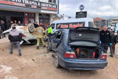 Bursa’da ehliyetsiz sürücü, park halindeki araçlara çarptı: 8 öğrenci yaralandı