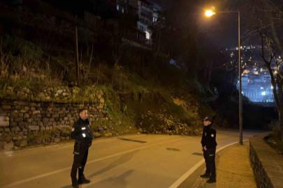 Bursa’da heyelan: Tophane-Muradiye yolu ulaşıma kapandı