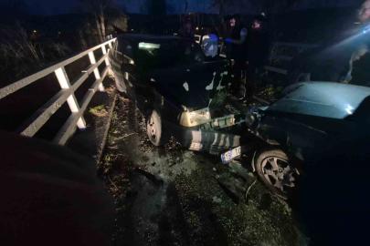 Bursa’da iki otomobil kafa kafaya çarpıştı: 3 yaralı