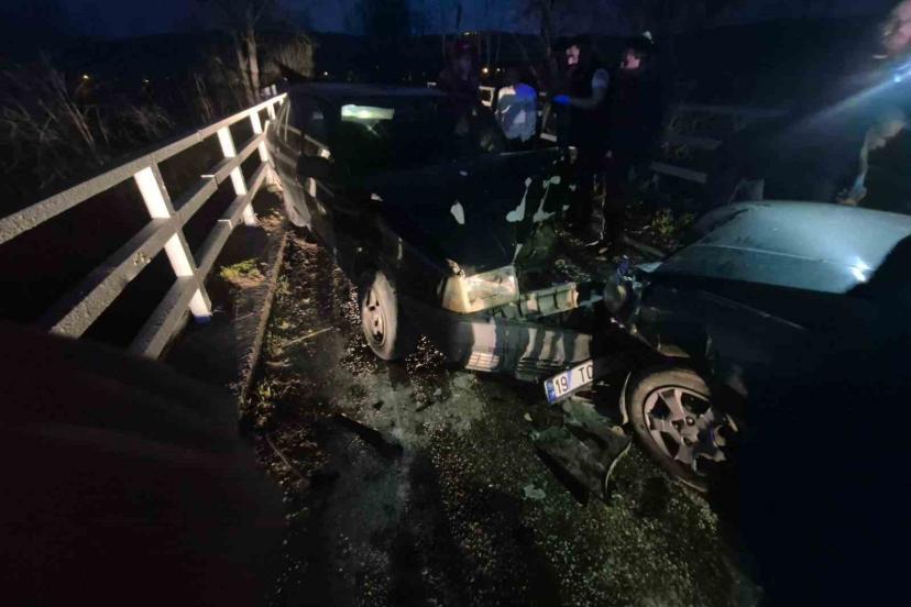 Bursa’da iki otomobil kafa kafaya çarpıştı: 3 yaralı