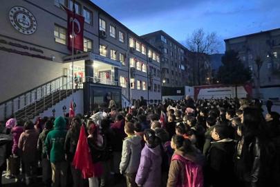 Bursa’da minik öğrenciler, depremde hayatını kaybedenleri unutmadı