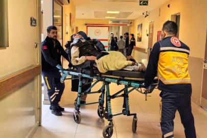 Bursa’da motosiklet çukura düşerek devrildi: 1’i ağır 2 yaralı