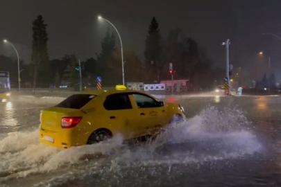 Bursa’da sağanak sonrası rögarlar taştı, cadde göle döndü