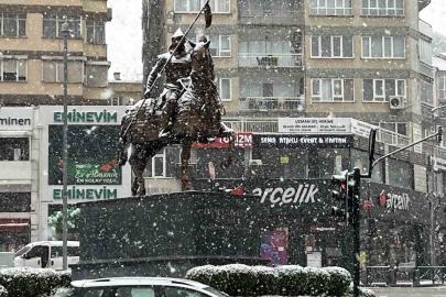 Bursa’da şehir merkezinde kar sürpriiz...Uludağ’a çıkacaklar dikkat....
