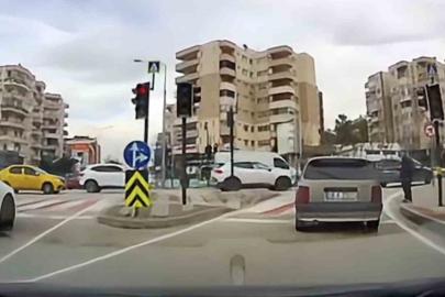 Bursa’da trafikte kameraya yansıyan küçük jest yürekleri ısıttı