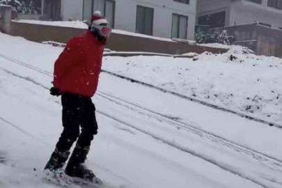Bursa’da yağan karı fırsat bilen vatandaş şehir merkezinde kayak yaptı