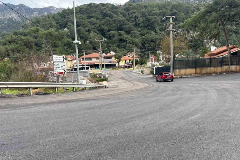 Büyükşehir, İçmeler Asparan Turunç yol ayrımını yeniledi